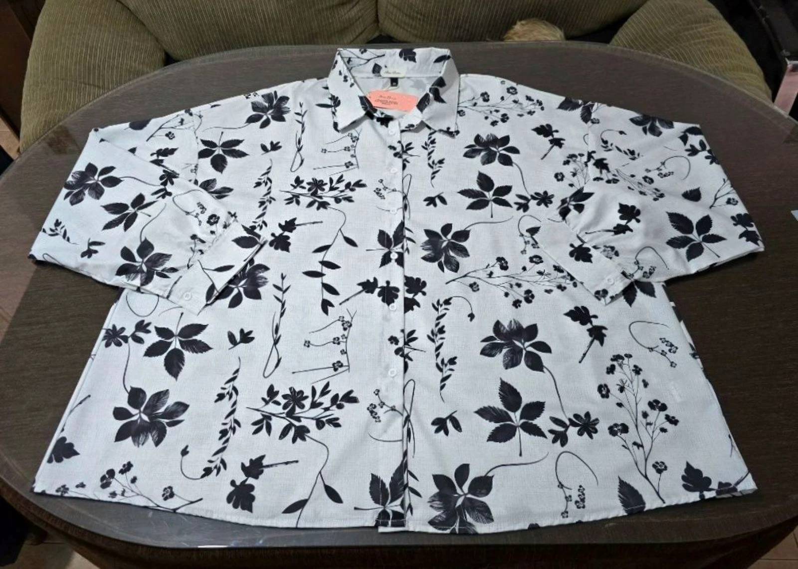 Camisa com estampa floral branca e preta – photo 2